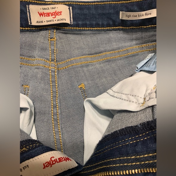 Wrangler Women’s Kick Flare High Rise Crop Jean - Picture 3 of 4